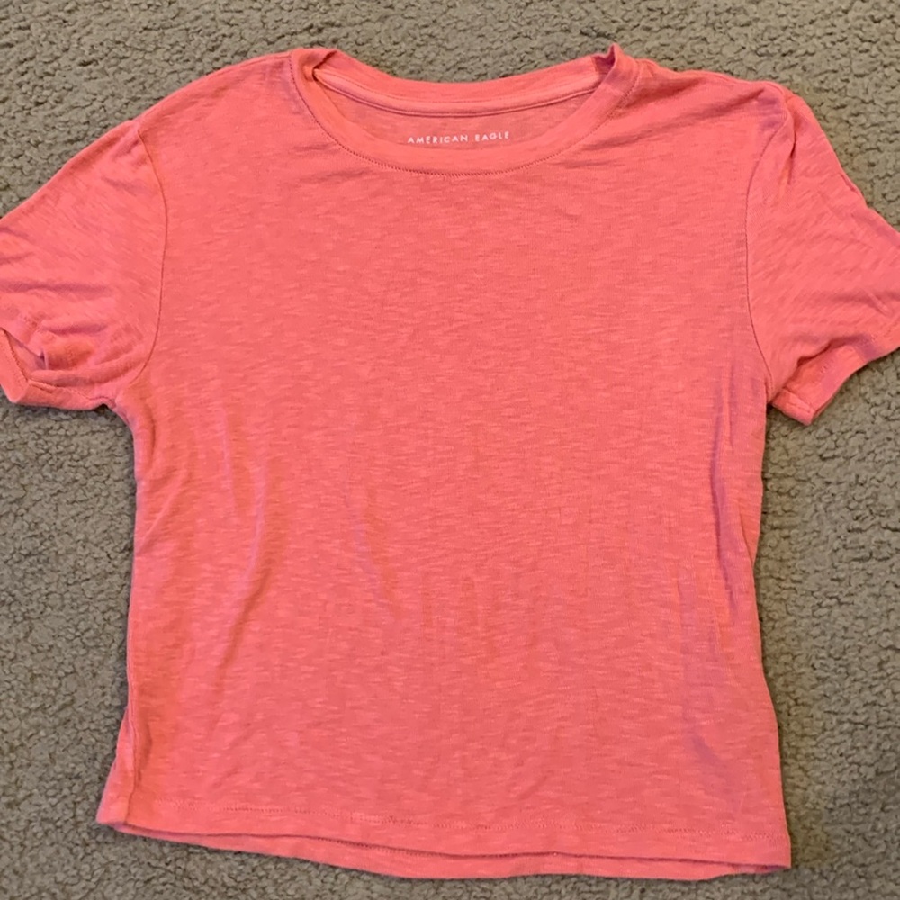 American Eagle XS t-shirt pink in color